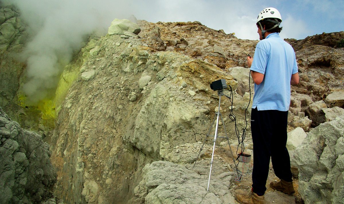 Observatoires volcanologiques et sismologiques