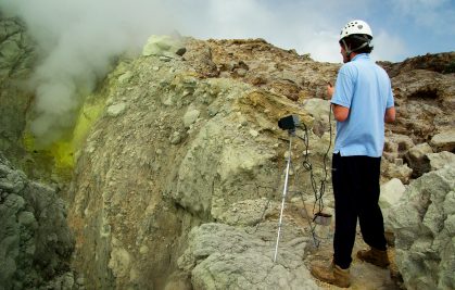 Observatoires volcanologiques et sismologiques