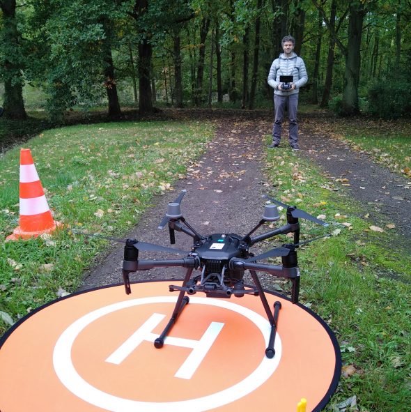 Membre de l'IPGP pilotant un drone