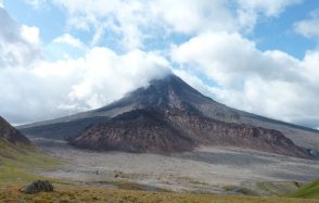 New insights into the pre-eruptive dynamics of magma reservoirs