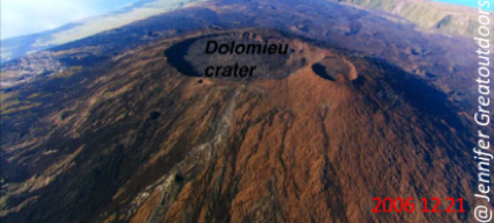 Des signaux sismiques de très longues périodes et ultra longues périodes détectés avant et pendant la formation de la caldera du Dolomieu à La Réunion en 2007