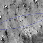 Position d'InSight à l'intérieur de l'ellipse d'incertitude sur la plaine équatoriale d'Elysium Planitia. La sonde a atterri un peu à l'ouest du centre de l'ellipse, qui mesure 130 kilomètres de longueur sur 27 kilomètres de large (© NASA/JPL-Caltech/University of Arizona)