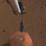 Le sismomètre SEIS de la sonde InSight vu par la caméra du bras robotique IDC, après son déploiement durant le sol 22. (© NASA/JPL)