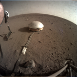 Le sismomètre SEIS sous son bouclier de protection éolien et thermique le 7 avril 2019 (sol 128), vu par la caméra ICC de la sonde InSight. (NASA/JPL-Caltech)