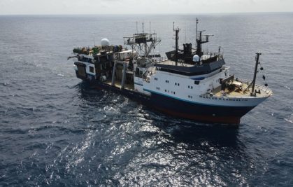 Discovery of a crustal lithosphere-asthenosphere boundary (LAB) topping a large magma reservoir at Axial volcano in the Eastern Pacific
