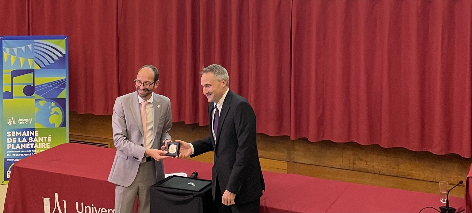 Frédéric Moynier reçoit la médaille de l’engagement de l’Université Paris Cité