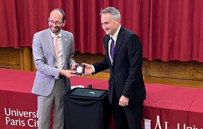 Frédéric Moynier receives the University of Paris Cité's medal for commitment