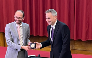 Frédéric Moynier receives the University of Paris Cité's medal for commitment