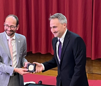 Frédéric Moynier receives the University of Paris Cité's medal for commitment