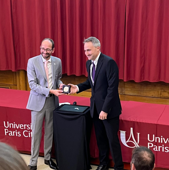 Frédéric Moynier receives the University of Paris Cité's medal for commitment