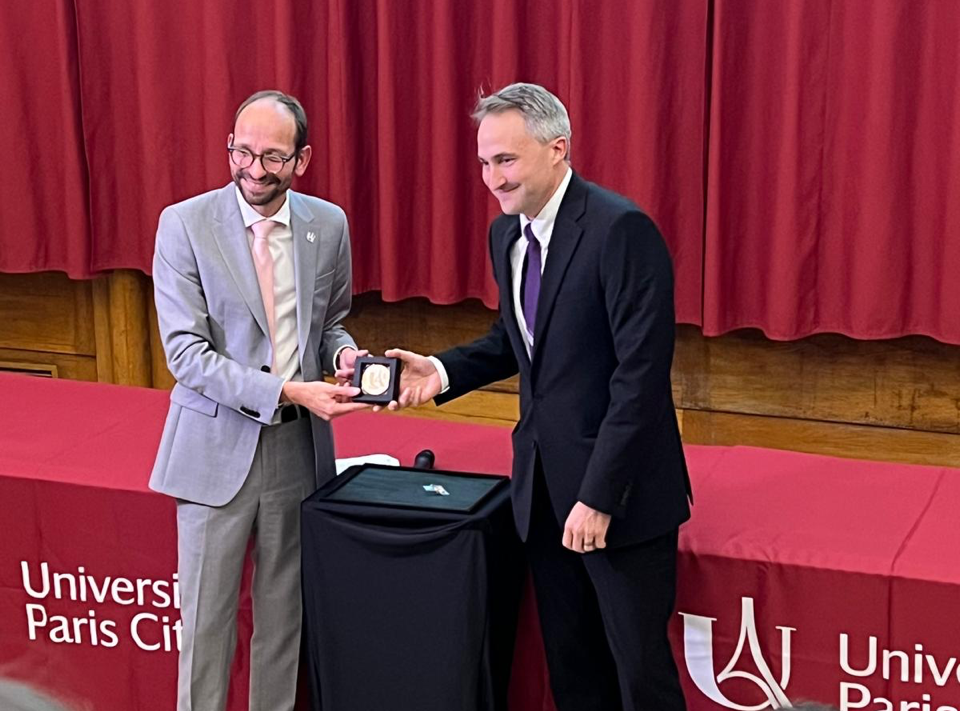 Frédéric Moynier reçoit la médaille de l’engagement de l’Université Paris Cité