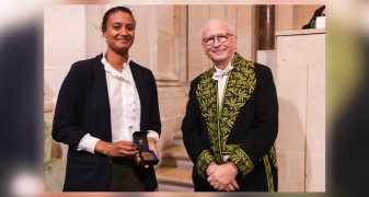 Kristel Chanard reçoit le prix Irène Joliot-Curie 2025, dans catégorie “Jeune femme scientifique”.