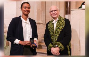 Kristel Chanard reçoit le prix Irène Joliot-Curie 2025, dans catégorie “Jeune femme scientifique”.