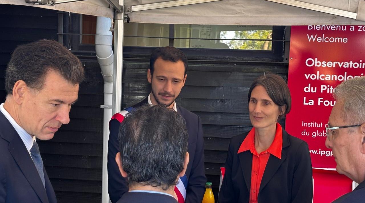 Visite de Philippe Baptiste, Ministre de l’Enseignement supérieur et de la Recherche à l’Observatoire volcanologique du Piton de la Fournaise (OVPF-IPGP)